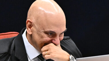 O ministro Alexandre de Moraes atropelou prazos para encerrar logo o processo de Bolsonaro. Imagem referente a matéria