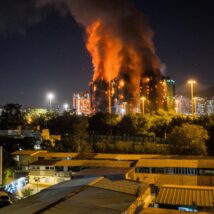 Um apartamento em chamas em Tai Po, Hong Kong Imagem referente a matéria