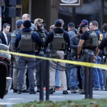 Agentes de segurança observam o local onde dois membros da Guarda Nacional da Virgínia Ocidental foram baleados em Washington, DC: ato é investigado como terrorismo Imagem referente a matéria