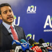 Governo trava convocação e tenta blindar Messias na CPMI do INSS Jorge Messias