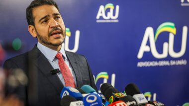 O ministro da AGU, Jorge Messias, está na mira da oposição na CPMI do INSS Imagem referente a matéria