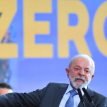 De olho em 2026, Lula defende isenção de imposto sobre PLR e redução de jornada Lula assina documento de sanção da lei que amplia isenção do Imposto de Renda para salários de até 5 mil reais.