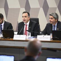Os senadores Rodrigo Pacheco (PSD-MG) e Carlos Portinho (PL-RJ) na sessão desta quinta-feira sobre o novo Código Civil. Imagem referente a matéria