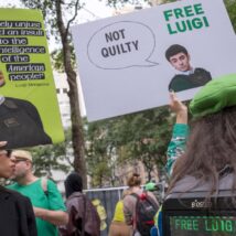 Manifestantes pedem a libertação de Luigi Mangione, que matou o CEO da UnitedHealthcare em Nova York. Imagem referente a matéria